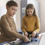 kids-building-robot-using-electronic-parts